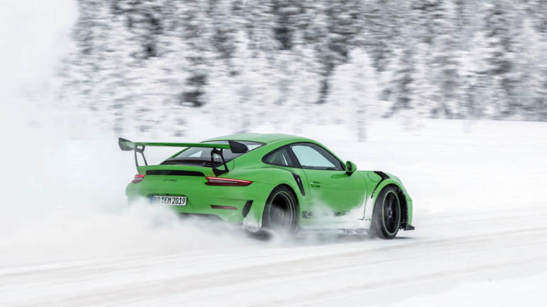 Το «θηρίο» των 520 ίππων χορεύει στα χιόνια!